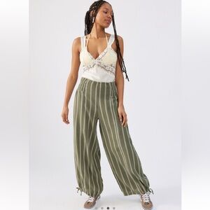 ✨URBAN OUTFITTERS IRENE SMOCKED PANT✨